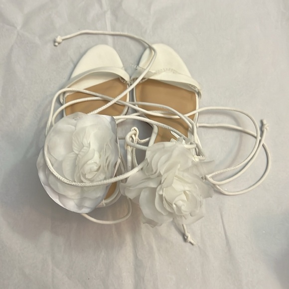 Gianni Bini x Caelynn Bell Papillon Fabric Flower Ankle Wrap Strappy Sandals - Picture 5 of 11